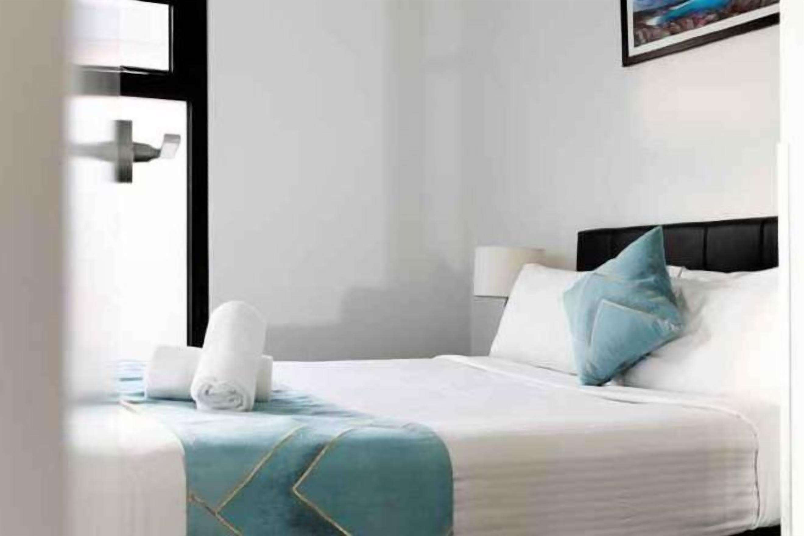 Een bureau, geluiddichte muren, een strijkplank/strijkijzer