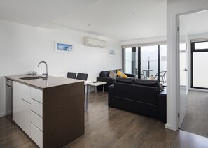 One Bedroom Apartment with Balcony | Private kitchen | Fridge, microwave, oven, stovetop - RNR Serviced Apartments North Melbourne (North Melbourne)