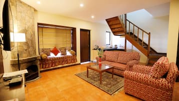 Dúplex Grand, 1 cama doble, vistas a la colina | Zona de estar | Una televisión de pantalla plana