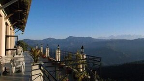 Ein Balkon mit Bergblick.