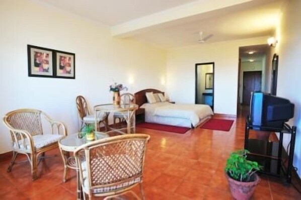 Flat-screen TV - Woodsvilla Residency Ranikhet (Ranikhet)