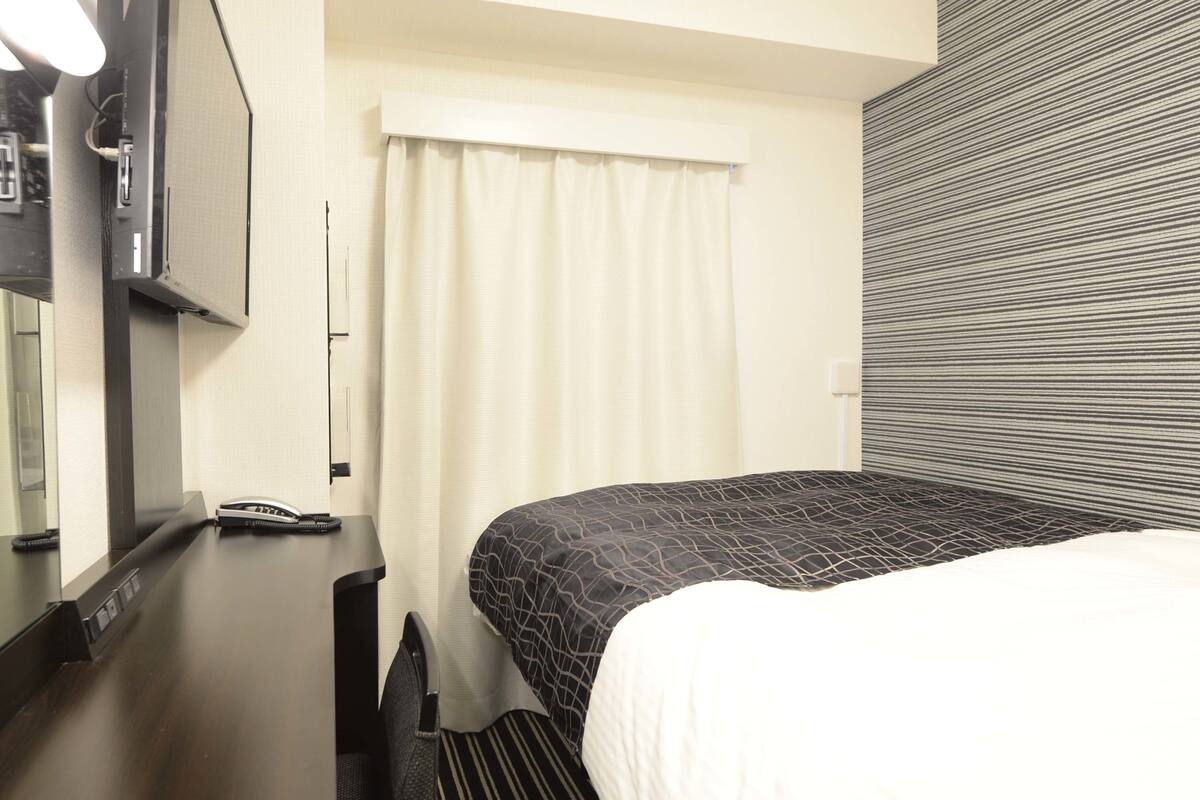 Safe på rommet, skrivebord, wi-fi (inkludert) og sengetøy