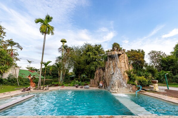 Piscine extérieure, parasols de plage, chaises longues