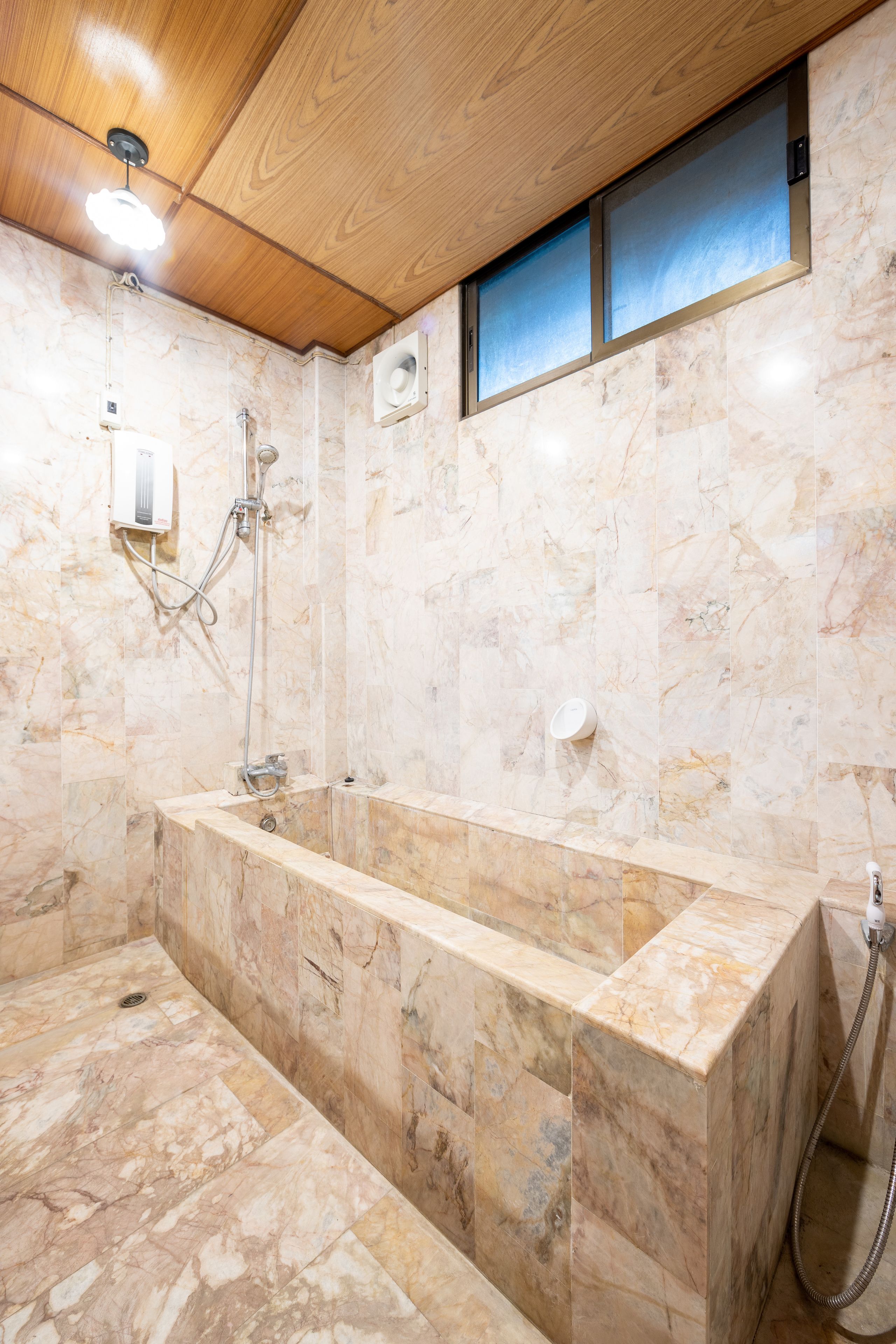 Grand Deluxe | Bathroom | Shower, free toiletries, towels