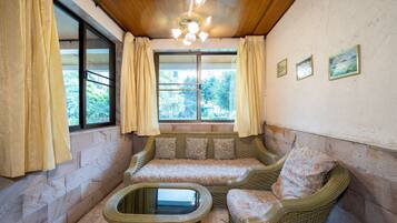 Grand Deluxe | Living area