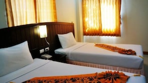 In-room safe, desk, free WiFi, bed sheets - Komaree Mansion (Patong)