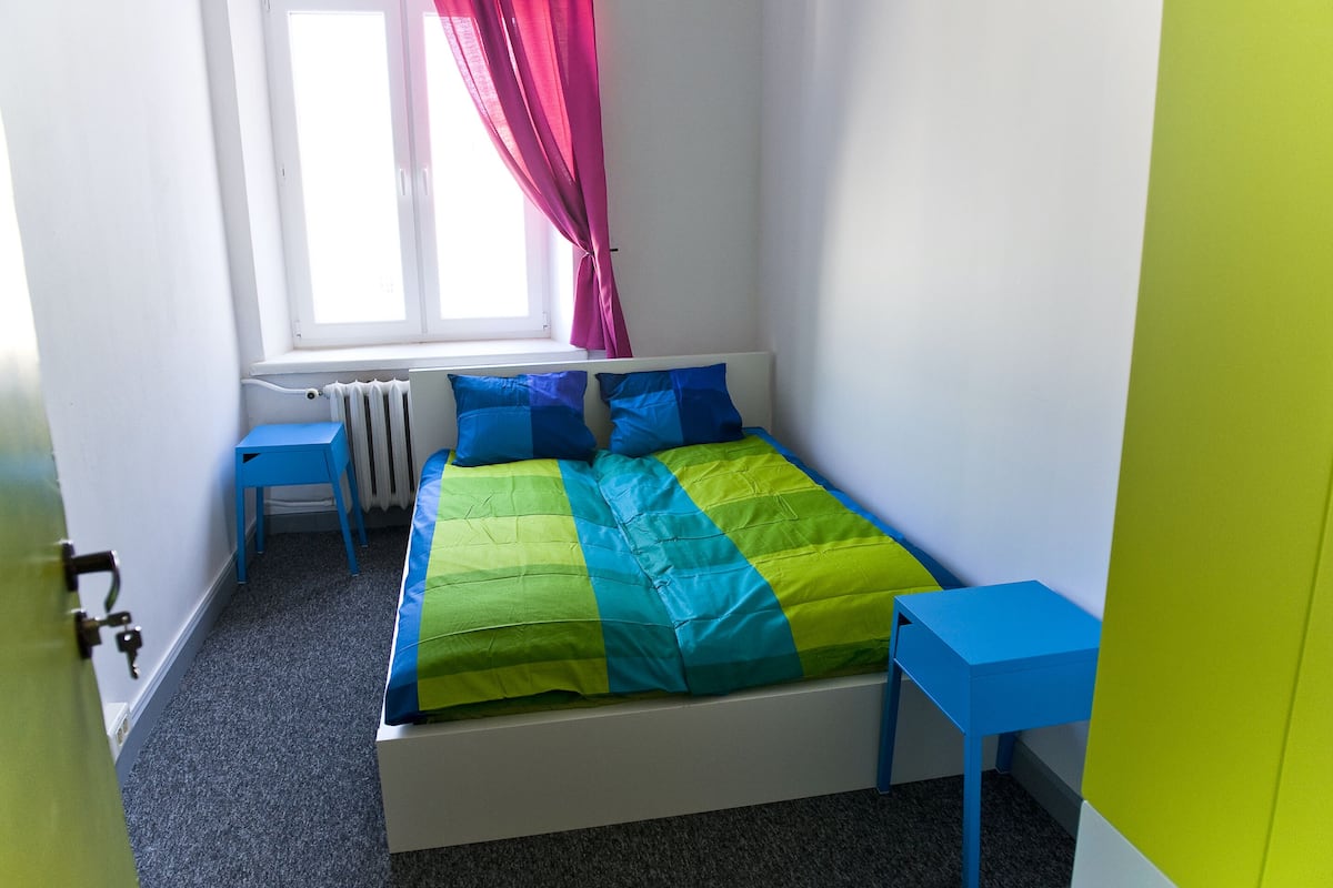 Habitación doble estándar, vista a la ciudad | Tabla de planchar con plancha y wifi gratis