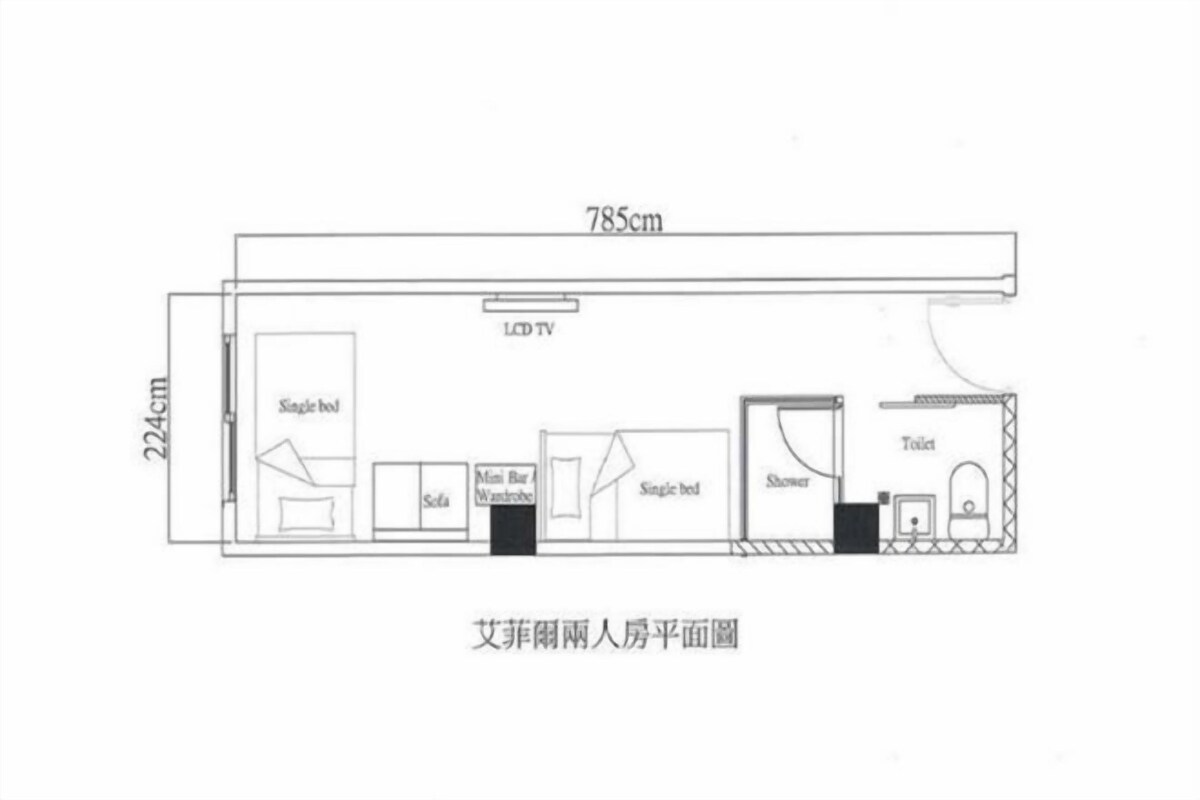 Plano de un apartamento de dos habitaciones con una cama individual, sofá, minibar, armario, ducha y aseo.