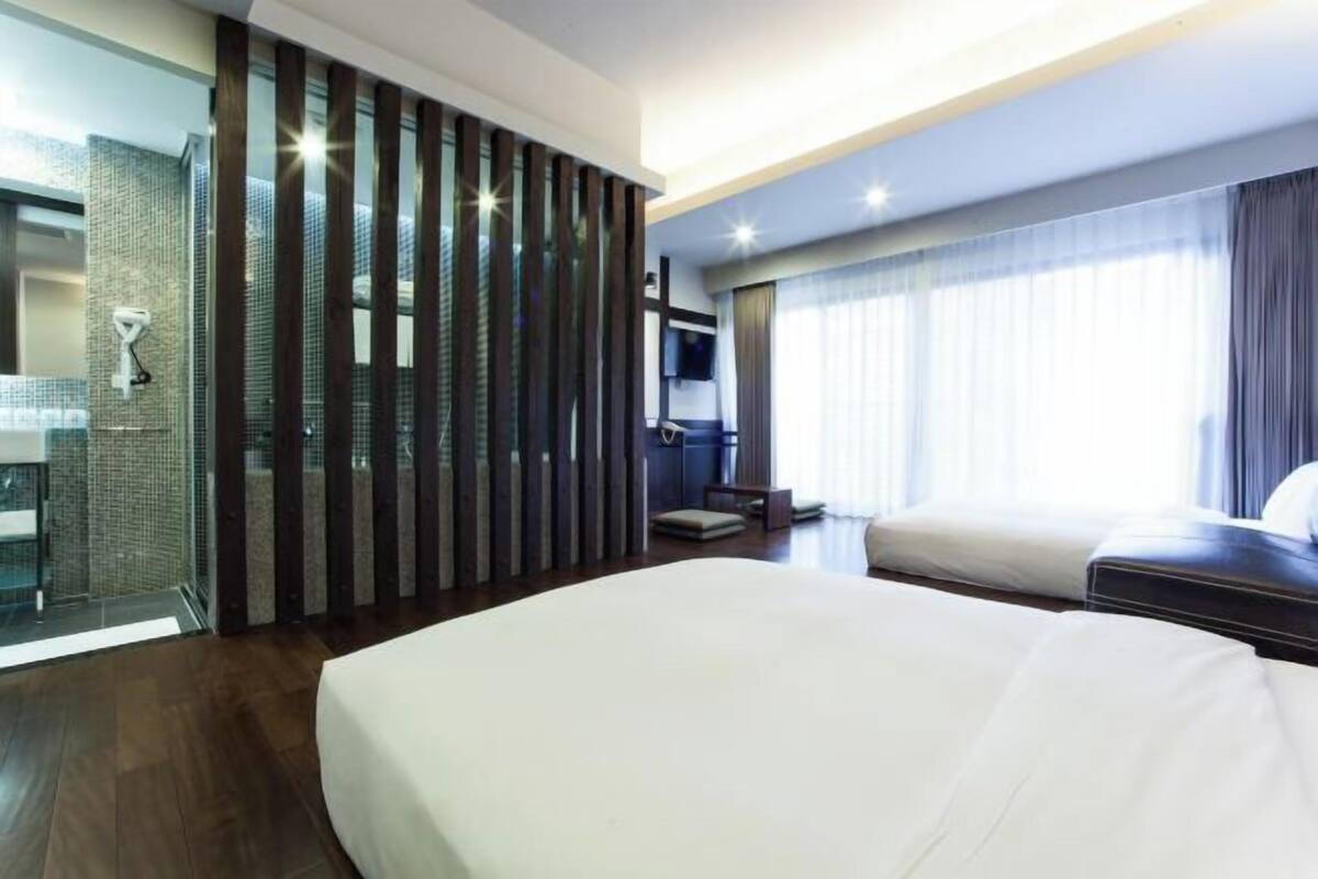 Minibar, escritorio, cortinas opacas y sistema de insonorización