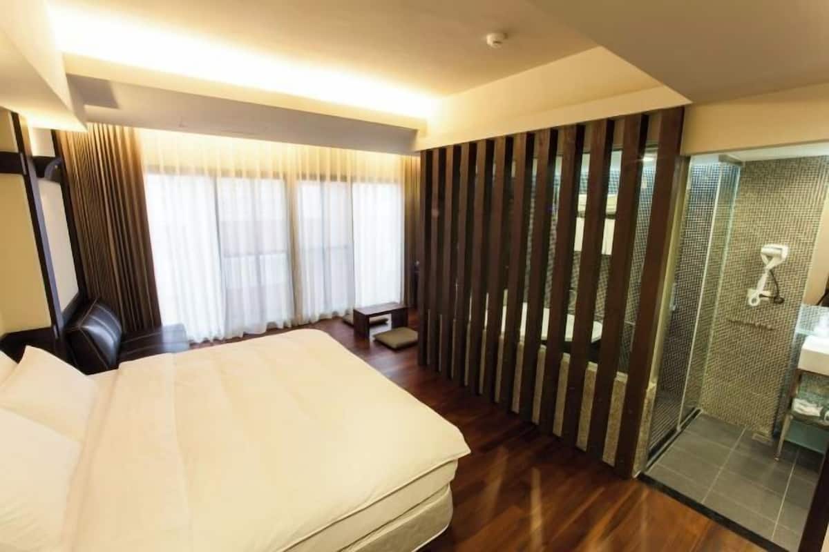 Minibar, escritorio, cortinas opacas y sistema de insonorización