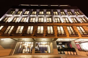 Voorkant accommodatie - avond/nacht