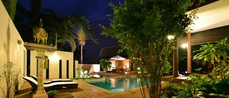 Una piscina al aire libre, sombrillas