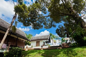 Property grounds - De Chom Villa (Takua Thung)