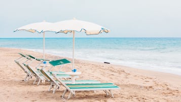 Plage privée à proximité, chaises longues, parasols