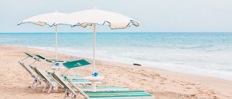 Privat strand i närheten, solstolar och parasoller