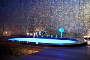 Espace de soins pour les couples, bain à remous, hammam, soins corporels