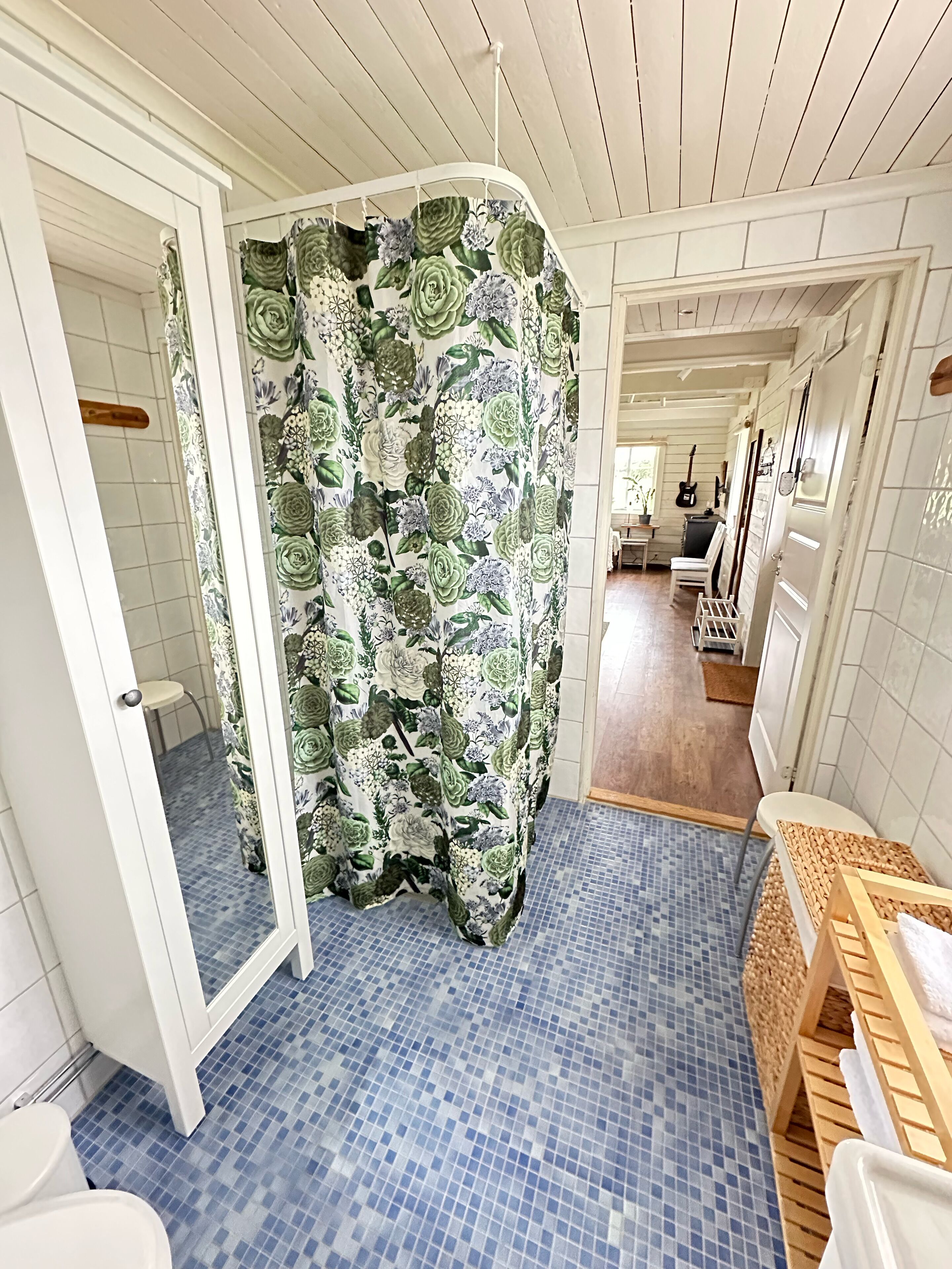 Shower, hair dryer, heated floors, towels