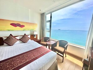 Superior tweepersoonskamer, uitzicht op zee | Een minibar, een kluis op de kamer, een bureau, gratis wifi