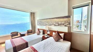 Quarto duplo luxo, vista para o mar | Frigobar, cofres nos quartos, escrivaninha, Wi-Fi de cortesia