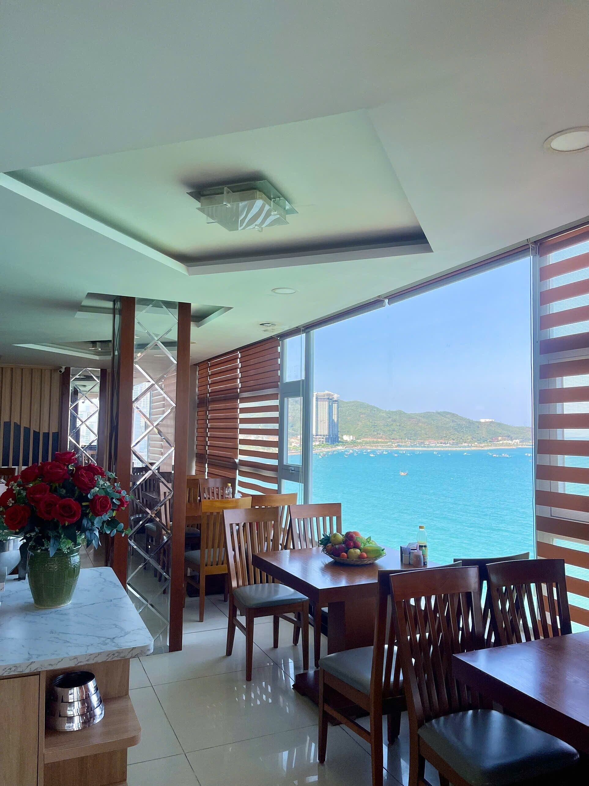 Breakfast, lunch, dinner served; international cuisine 