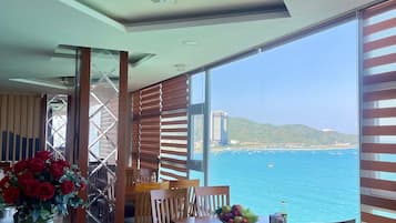 Breakfast, lunch, dinner served; international cuisine