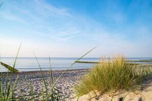 Plage à proximité, sable blanc, cabines gratuites, chaises longues