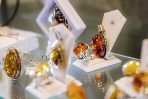A display of jewelry with various designs and gemstones. - Hotel Emocja SPA (Mielno)