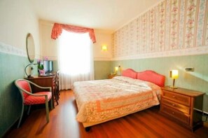 Standard Double or Twin Room, Mountain View | Minibar, in-room safe, desk, cribs/infant beds - Splendid Hotel Venezia (Cortina d'Ampezzo)