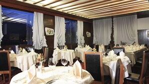 朝食、ランチ、ディナー、ブランチに営業