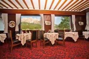 Breakfast, lunch, dinner served; Regional cuisine - Splendid Hotel Venezia (Cortina d'Ampezzo)