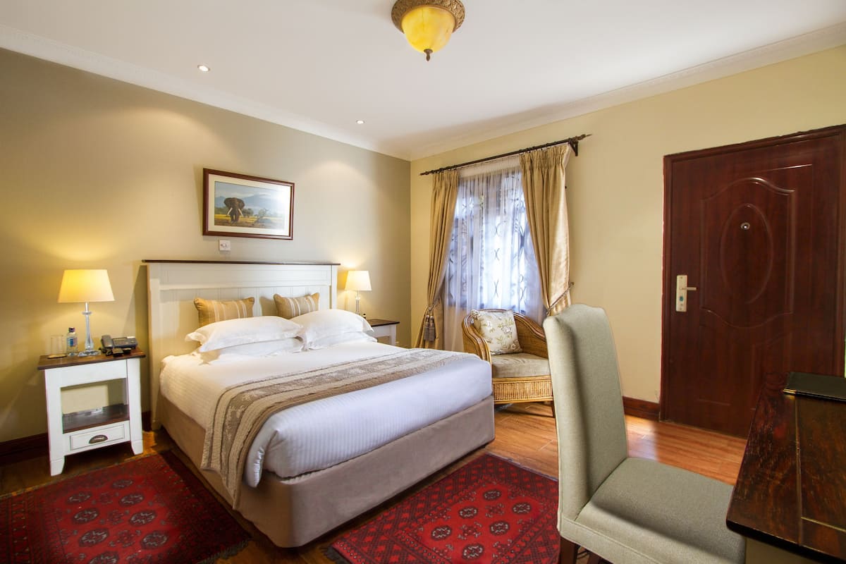 Superior kamer | Luxe beddengoed, een kluis op de kamer, een bureau