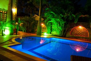 室外游泳池，提供泳池遮陽傘和日光浴躺椅