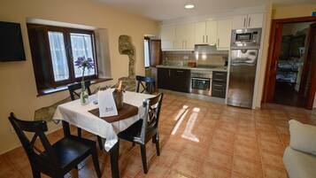 Apartamento, 1 quarto | Cozinha privada | Geladeira grande, micro-ondas, cooktop, lava-louças