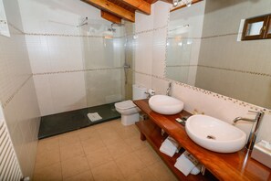 Departamento, 2 habitaciones | Baño | Amenidades de baño gratuitas, secadora de cabello, toallas 