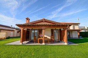 Une maison dotée d’un patio, d’un coin repas et d’un espace extérieur aménagé et abrité.