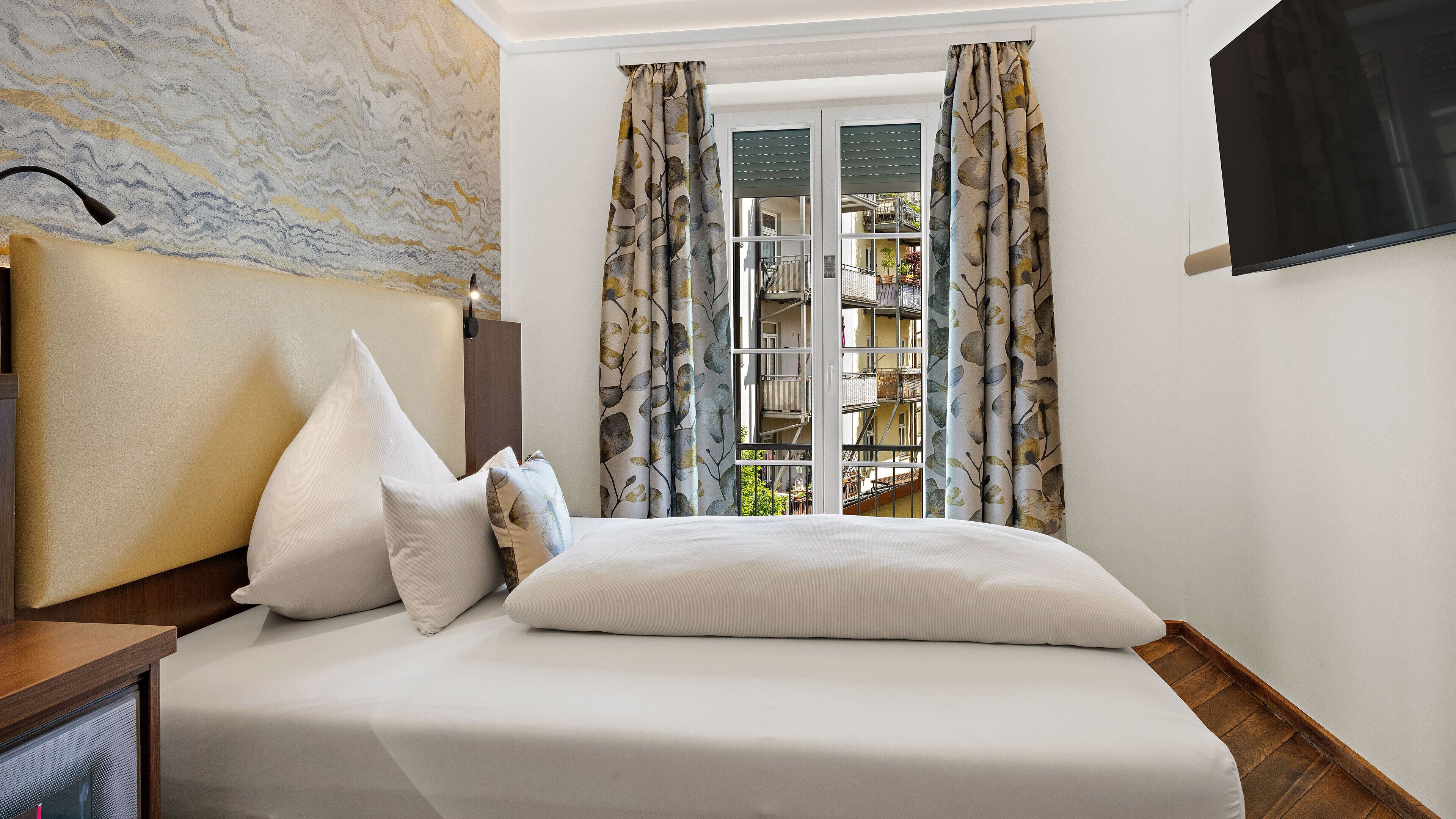 comfort single room | hypo-allergenic bedding, free minibar, in-room safe, desk