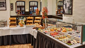 Daily full breakfast for a fee - Hotel Deutsche Eiche (Munich)