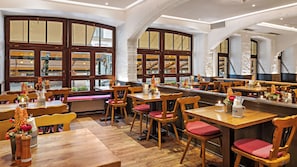 S'hi serveixen plats de cuina internacional