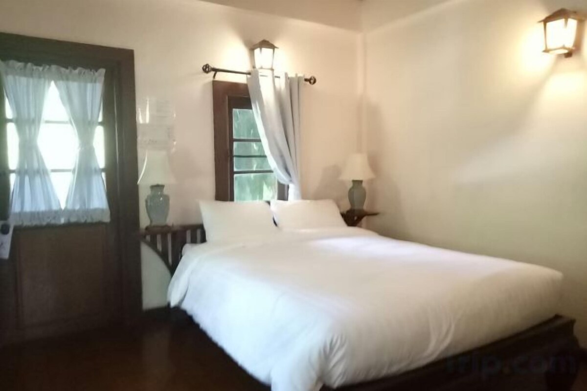 Minibar, desk, rollaway beds (surcharge), WiFi (free)
