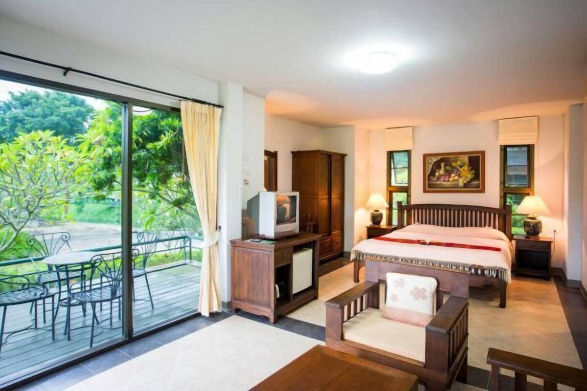 Minibar, desk, rollaway beds (surcharge), WiFi (free)