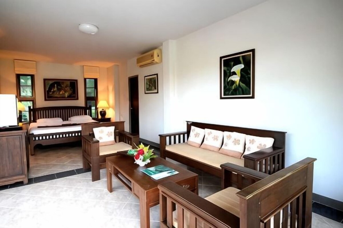 Minibar, desk, rollaway beds (surcharge), WiFi (free)