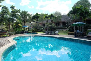 Utomhuspool och solstolar