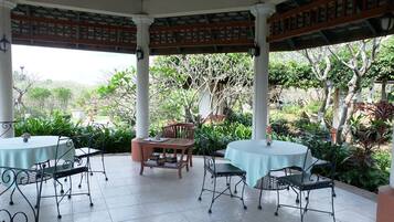 Breakfast, lunch, dinner served; Thai cuisine