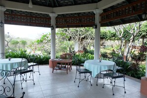 Breakfast, lunch, dinner served; Thai cuisine 