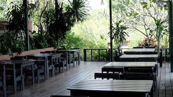 供應早餐、午餐、晚餐;泰國菜