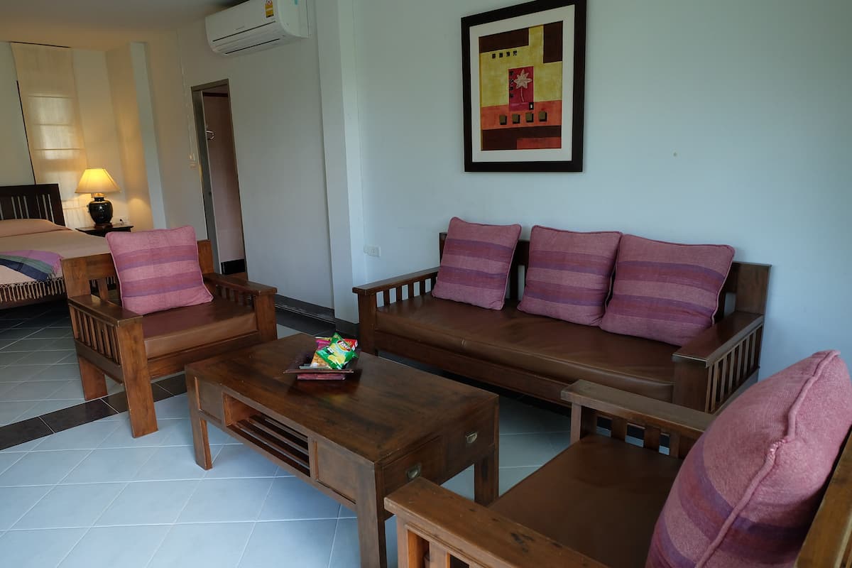 deluxe room | living area | tv