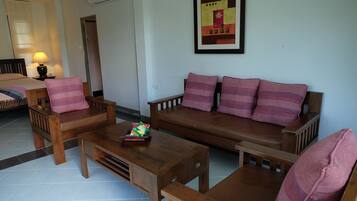 Deluxe Room | Living area | TV