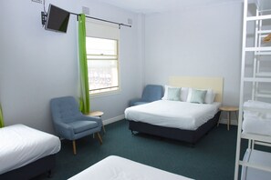 Neljän hengen perushuone | Untuvapeitot, Tempur Pedic -patjalliset sängyt, pimennysverhot