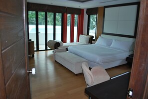 Cofres nos quartos, escrivaninha, cortinas blackout, Wi-Fi de cortesia