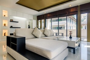 Apartamento conforto, 1 cama de casal, no jardim | Sala de estar | TV LCD 32 polegadas com canais via satélite, TV, DVD player